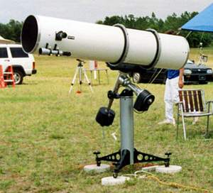 Grand télescope réflecteur sur une monture équatoriale